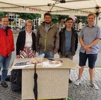 Bild vergrößern:Ein Teil der Standbesetzung von JU/CDU beim Magdeburger Christopher-Street-Day am 25. August 2018.