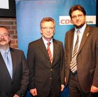 Bild vergrößern:Der Bundesverteidigungsminister Thomas de Maiziére (mitte) mit dem Vorsitzenden der CDU/BfM-Ratsfraktion Wigbert Schwenke (l.) und dem Magdeburger CDU-Kreisvorsitzenden Tobias Krull (r.)