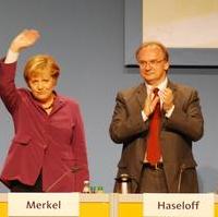 Bild vergrößern:Die CDU-Bundesvorsitzende Dr. Angela Merkel erhält viel Applaus für ihre Rede auf der CDU-Regionalkonferenz in Halle/Saale, auch vom CDU-Spitzenkandidaten für die Landtagswahl Dr. Reiner Haseloff (v.l.n.r.)