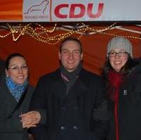 Bild vergrößern:Beim gemeinsamen Infostand zur Landtagswahl in Niedersachen Freya Gergs (JU-Kreisvorsitzende MD), Manuel Juhrs (JU-Kreisvorsitzender Braunschweig) und Paula Rosam (JU Magdeburg) (vl.n.r.). 