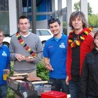 Bild vergrößern:Einige der fleissigen Mitglieder des Rings Christlich Demokratischer Studenten an der Otto-von-Guericke Universität am Rande des selbstorganisierten EM-Grillens 