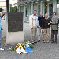 Bild vergrößern:Gemeinsames Gedenken der Magdeburger Synagogengemeinde, des Fördervereins Neue Synagoge Magdeburg e.V. und der Deutsch-Israelischen Geselllschaft AG Magdeburg aus Anlass des 160. Jahrestag der Einweihung der Alten Magdeburger Synagoge. Vor Ort hielt Dieter Steinecke MdL (2.v.r.) eine kleine Gedenkrede. 