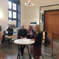 Bild vergrößern:Sozialbeigeordnete Simone Borris hatte heute (25.10.17) im Magdeburger Rathaus die Angebotsbörse Netzwerk für Integration und Ausländerarbeit eröffnet. Neben vielfältigen Angeboten und Leistungen für Migranten bietet die Veranstaltung den Dialog zu den Bürgern.