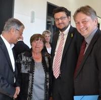 Bild vergrößern:Stadtrat Reinhard Stern (l.), CDU-Kreisvorsitzender Tobias Krull (2.v.r.) und Stadtratsvorsitzender Andreas Schumann (r.) gratulierten Waltraut Zachhuber persönlich zur Verleihung des Ehrenringes der Landeshauptstadt. Eine verdiente Anerkennung für ihr herausragendes Engagement.  