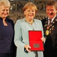 Bild vergrößern:Die Staatspräsidentin der Republik Litauen Dalia Grybauskaité, die Bundeskanzlerin Dr. Angela Merkel und der Magdeburger Oberbürgermeister Dr. Lutz Trümper nach der feierlichen Übergabe des Kaiser-Otto-Preises (v.l.n.r.)
