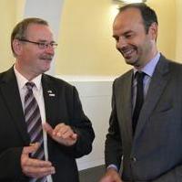 Bild vergrößern:Stadtrat Bernd Reppin im Gespräch mit Le Havres Bürgermeister Edouard Philippe während des Empfanges zur Eintragung in das Goldene Buch der Landeshauptstadt Magdeburg (v.l.n.r.)