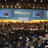 Bild vergrößern:Ein Blick in den vollbesetzen Saal beim 23. Bundesparteitag der CDU der in Karlsruhe stattfand
