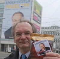 Bild vergrößern:Der CDU-Spitzenkandidat Dr. Reiner Haseloff präsentiert den neusten Werbearikel der Union, eine Portion original Bohnenkaffee