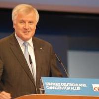 Bild vergrößern:Der bayrischer Ministerpräsident und CSU-Vorsitzende Dr. Horst Seehofer bei seinem Grusswort auf dem CDU-Bundesparteitag