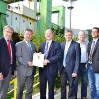 Bild vergrößern:Verkehrsminister Thomas Webel (Mitte) übergibt der Landeshauptstadt Magdeburg einen Fördermittelbescheid für den Weiterbetrieb des Schiffshebewerkes Magdeburg-Rothensee