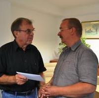 Bild vergrößern:Fraktionsvorsitzender Wigbert Schwenke gratuliert Stadtrat Dr. Klaus Kutschmann im Namen der gesamten Fraktion zu seinem 75. Geburtstag (v.r.n.l.)