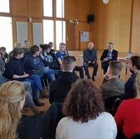 Bild vergrößern:Minister Holger Stahlknecht MdL und Florian Philipp MdL im Gespräch mit Schülerinnen und Schülern des Einstein-Gymnasium am 19. März 2018. 