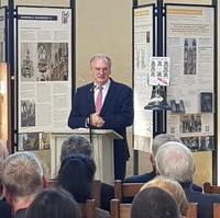 Bild vergrößern:Ministerpräsident Dr. Reiner Haseloff MdL spricht bei der Einweihung der neuen Domglocke am 30. Oktober 2022.