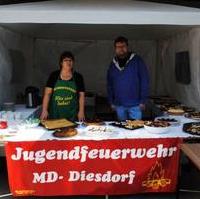 Bild vergrößern:Ute Reppin und Vorsitzender Lars Thiele vom CDU-Ortsverband Diesdorf bei ihrem Einsatz beim Kuchenbasar, anlässlich des Diesdorfer Schrotefestes, zu Gunsten der Jugendfeuerwehr Diesdorf eingenommen (v.l.n.r.)