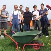 Bild vergrößern:Einige der Mitglieder des CDU-Ortsverbandes Süd die den Spielplatz Maikäferwiese gereinigt haben.