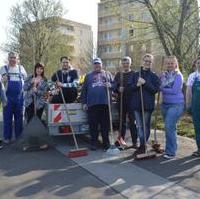 Bild vergrößern:Die aktiven Helferinnen und Helfer bei der Putzaktion des CDU-Ortsverbandes Olvenstedt auf dem Spielplatz auf dem Sternbogen