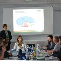 Bild vergrößern:MVB-Geschäftsführerin Birgit Münster-Rendel erläutert den anwesenden Mitgliedern der Fraktion CDU/FDP/BfM die aktuellen Zahlen der Magdeburger Verkehrsbetriebe  
