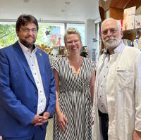 Bild vergrößern:Tobias Krull MdL (g..) besuchte am 02. September die Nordpark-Apotheke um sich vor Ort über die aktuelle Lage der Apotheken im Land auszutauschen. (Photo Pohl)