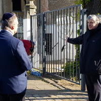 Bild vergrößern:Ministerpräsident Dr. Reiner Haseloff im Gespräch mit dem Vorsitzenden der Magdeburger Synagogengemeinde Wadim Leiter beim Holocaustgedenktag Yom HaShoa am 21. April. (v.l.n.r.)