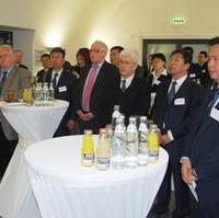 Bild vergrößern:Stadtrat Hubert Salzborn (l. - helles Jacket) beim Empfang einer chin. Wirtschaftsdelegation im Magdeburger Rathaus 