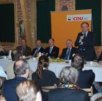 Bild vergrößern:Der stellv. CDU-Landesvorsitzende Dr. Reiner Haseloff spricht beim CDU-Kaminabend in der Ziegelei Hundisburg