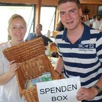 Bild vergrößern:Die JU-Mitglieder Christin Menzel und Maximilian Schmidt präsentieren ein Teil der Spenden dies Sie aus Anlass des 20jährigen Firmenjubiläums der Schultze Vending-Systems GmBh für den Magdeburger Förderkreis krebskranker Kinder gesammelt haben. 