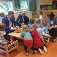 Bild vergrößern:Gemeinsam besuchten am 09. Juni die Landtagspräsidentin Gabriele Brakebusch MdL (r.) und der Bundestagsabgeordnete Tino Sorge (l.) den Kindergarten der Universitätsklinik Magdeburg. 