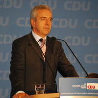 Bild vergrößern:Der Landesvorsitzende der Sächsischen Union und Ministerpräsident des Freistaats Sachsen Stanislaw Tillich spricht beim 20. Landesparteitag der CDU Sachsen-Anhalt