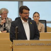 Bild vergrößern:Die Vizelandtagspräsidentin Anne-Marie Keding und Tobias Krull MdL bei der Sitzung des Jugendparlaments 2022 am 14. November.