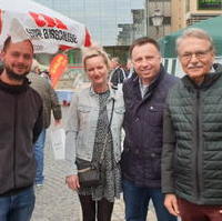 Bild vergrößern:Ein Teil der Besetzung des Infostandes zum Tag der Arbeit