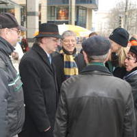 Bild vergrößern:Stadtrat Bernd Reppin, CDU-Spitzenkandidat Dr. Reiner Haseloff, Stadtrat Reinhard Stern und Kultusministerin Prof. Dr. Birgitta Wolff beim Dialog mit Bürgern bei einem Infostand (v.l.n.r.)