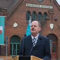 Bild vergrößern:Der Landesentwicklungs- und Verkehrsminister Thomas Webel spricht bei der Einweihung des neuen Bahnhofsvorplatzes in Magdeburg-Neustadt
