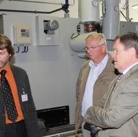 Bild vergrößern:Volkmar Börner (GETEC) erklärt dem CDU-Stadtrat Gunter Schindehütte und dem CDU-Landtagsabgeordneten Dieter Steinecke die Arbeitsweise des neuen Holzpelletheizwerkes in Magdeburg Reform (v.l.n.r.)
