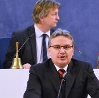 Bild vergrößern:Bürgermeister Klaus Zimmermann bei der Einbringung des Haushaltsplans 2015 während der Stadtratssitzung