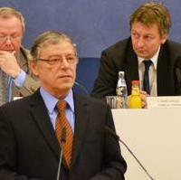 Bild vergrößern:Reinhard Stern, Vorsitzender des Finanz- und Grundstücksausschuss bei seiner Stellungnahme zum Haushaltsentwurf 2014