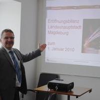 Bild vergrößern:Der Finanzbeigeordnete Klaus Zimmermann bei der Präsentation der Eröffnungsbilanz bei der Fraktion CDU/Bund für Magdeburg