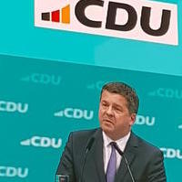 Bild vergrößern:Der CDU-Landesvorsitzende Sven Schulze bei seiner Bewerbungsrede für das CDU-Präsidium. 