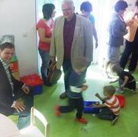 Bild vergrößern:Die Stadträte Bernd Heynemann und Hubert Salzborn bei der Einweihung der Kita Frohe Zukunft (v.l.n.r.)
