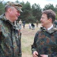 Bild vergrößern:Der Kommandeur des Landeskommandos Sachsen-Anhalt Oberst Claus Körbi und Landtagspräsident Detlef Gürth MdL am Rande des gemeinsamen Sommerbiwaks  des Landeskommandos Sachsen-Anhalt, des Logistikregiments 17 
