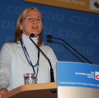 Bild vergrößern:Als Beisitzerin in den Landesvorstand der CDU wiedergewählt wurde Dr. Beate Bettecken aus dem CDU-Kreisverband Magdeburg. Hier bei ihrer Bewerbungsrede. 