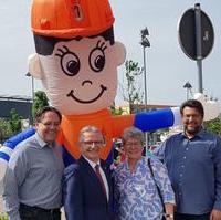 Bild vergrößern:CDU-Vertreter mit dem Maskottchen der Kinder- und Jugendfeuerwehr.