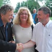 Bild vergrößern:Stadtrat Andreas Schumann (l.) gratuliert Landrat Uwe Schulze (r.) zu seiner erfolgreichen Wiederwahl zum Landrat des Landkreis Anhalt-Bitterfeld. In der Mitte zu sehen die Mittelstandsbeauftragte des Landeskreises, Angela Herzog.