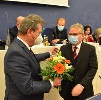 Bild vergrößern:Oberbürgermeister Dr. Lutz Trümper gratuliert Klaus Zimmermann zur Wahl als Beigeordneter für Finanzen und Vermögen. 
