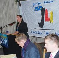 Bild vergrößern:Die neugewählte stellvertretende JU-Landesvorsitzende Freya Gergs aus Magdeburg (stehend) bei ihrer Rede auf dem Landestag der Jungen Union Sachsen-Anhalt