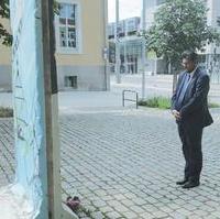 Bild vergrößern:Der CDU-Kreisvorsitzende Tobias Krull gedenkt am 58. Jahrestag des Baus der Berliner Mauer den Opfern der Deutschen Teilung.