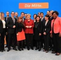 Bild vergrößern:Gruppenbild bei der Konferenz - Zugewandert – Angekommen?! – Chancen der Vielfalt“ -mit der CDU-Bundesvorsitzenden Dr. Angela Merkel. Den CDU-Landesverband Sachsen-Anhalt vertrat Dr. Beate Bettecken (3.v.r.).  