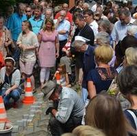 Bild vergrößern:Mehr als 100 Menschen kamen zur 20. Verlegung der sogenannten Stolpersteinen für Menschen die während der NS-Diktatur ermordet worden. Auch der Stadtratvorsitzende Andreas Schumann sowie Stadtrat Manuel Rupsch legten vor Ort Blumen nieder. 