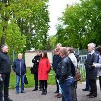 Bild vergrößern:Die Fraktion CDU/FDP besuchte gestern (06.05) das Gelände und den Wirtschaftshof des Barleber See. Der Leiter des Strandbades Barleber See, Nils Wübbenhorst erläuterte der Ratsfraktion die aktuellen Maßnahmen sowie, wie es in Zukunft am Barleber See vorangeht. Die Sanierung des Barleber See soll am 01. Juni 2019 beginnen. Das Land Sachsen-Anhalt hatte 300.000 Euro Fördermittel zur Verfügung gestellt. Es werden ungefähr 1000 Tonnen Aluminiumsalz in das Wasser des Sees gebracht. Dadurch soll der extrem hohe Phosphorgehalt gesenkt werden (Hauptnährstoff von Blaualgen).