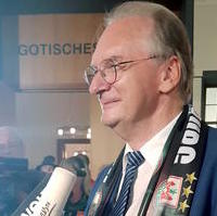 Bild vergrößern:Ministerpräsident Dr. Reiner Haseloff MdL als glücklicher Handball-Fan. 