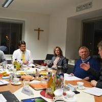 Bild vergrößern:MMKT-Geschäftsführerin Sandra Yvonne Stieger (Mitte) stellte der Fraktion CDU/FDP/Bund für Magdeburg unter anderem das Projekt http://www.magdeburg-laechelt.de vor.

